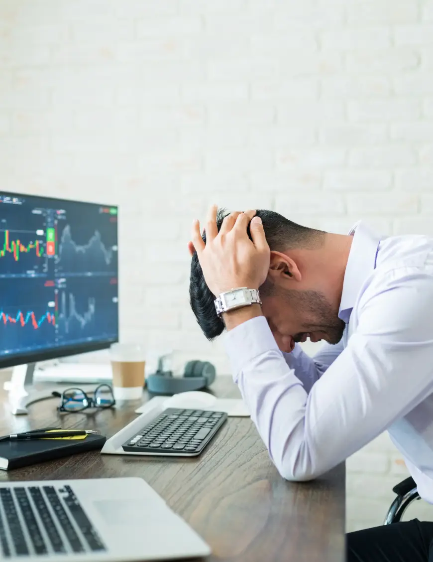 businessman-touching-glowing-increasing-arrow-business-profit-investment-growth-concept 1